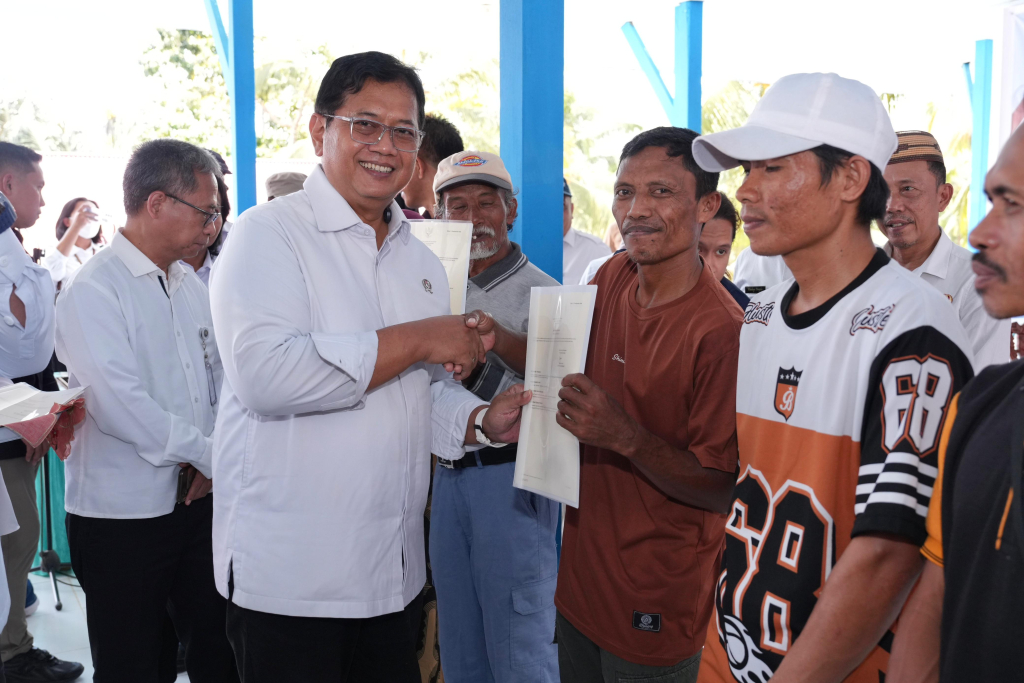 Wamen Transmigrasi Viva Yoga Mauladi menyerahkan sertifikat SHM kepada para warga kawasan transmigrasi di Gorontalo. (Foto Humas Kementrans for JatimUPdate.id)