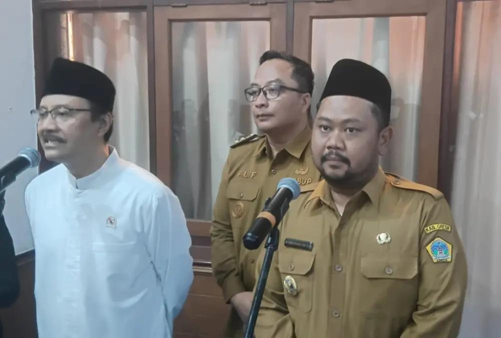 Menteri Sosial Syaifullah Yusuf didampingi Bupati Gresik Fandi Akhmad Yani dan Wakil Bupati Gresik Asluchul Alif, saat melakukan jumpa pers soal sekolah rakyat.