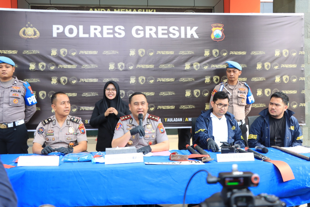 Kapolres Gresik AKBP Ramadhan Nasution tengah jumpa pers.