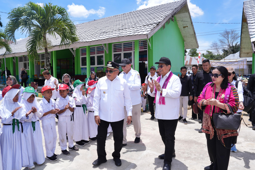 Wamen Transmigrasi Viva Yoga Mauladi didampingi Gubernur Gorontalo Gusnar Ismail dan Wabub Gorontalo Tonny S. Junus berkunjung ke SDN 10 Pulubala, Kecamatan Pulubala, Kab. Gorontalo.