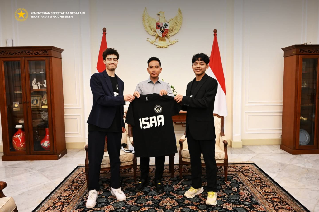 Wapres Gibran menerima Jersey ISAA, International Soccer Academy of America.