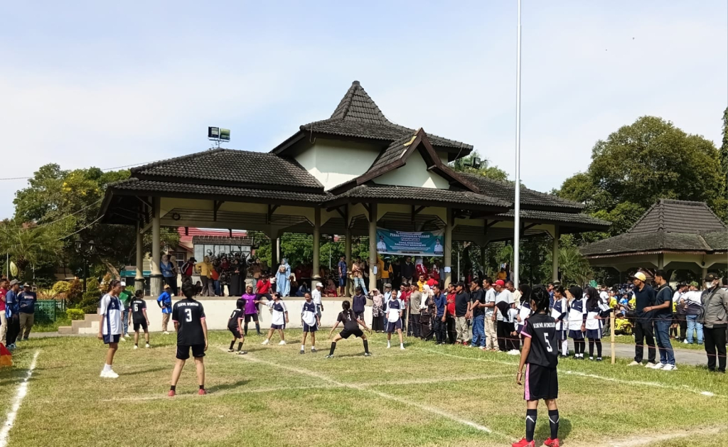 Siswa ikuti lomba hadang pada Pekan Pendidikan Berkah 2026 di Bondowoso, Kamis (9/4/2026). Permainan ini menjadi salah satu cabang menarik perhatian sekaligus melatih kekompakan,