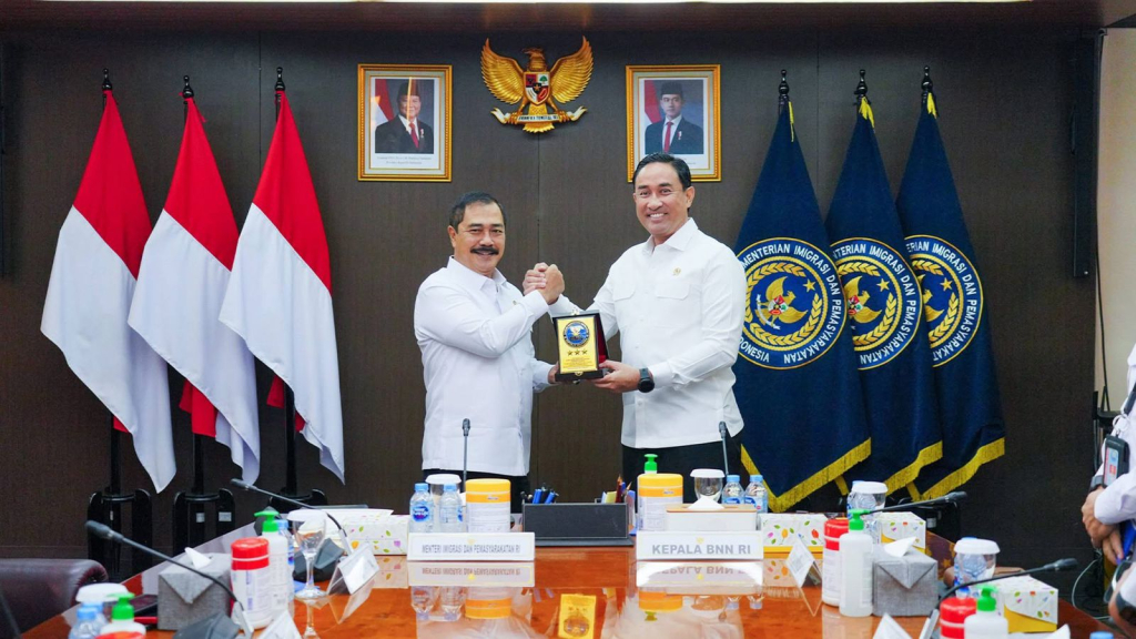 Kepala BNN Suyudi Ario Seto dan Menteri Imigrasi dan Lembaga Pemasyarakatan Agus Andriyanto berjabat tangan salam komando.