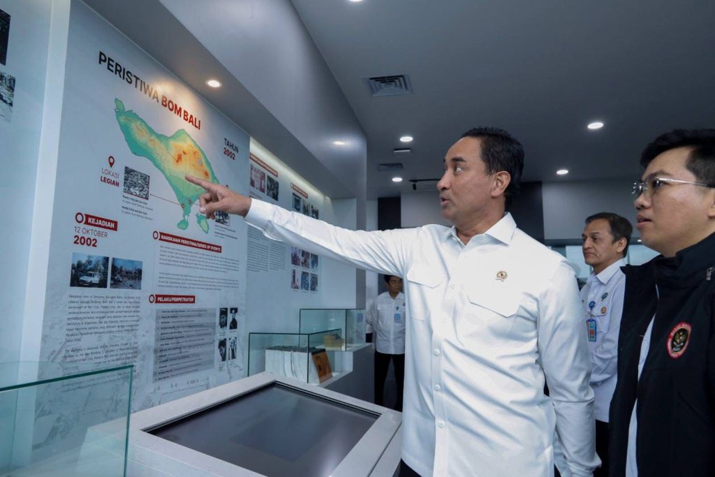 Kepala BNN Suyudi Ario Seto didampingi Kepala BNPT Eddy Hartono sedang mengamati diagram peristiwa bom Bali.