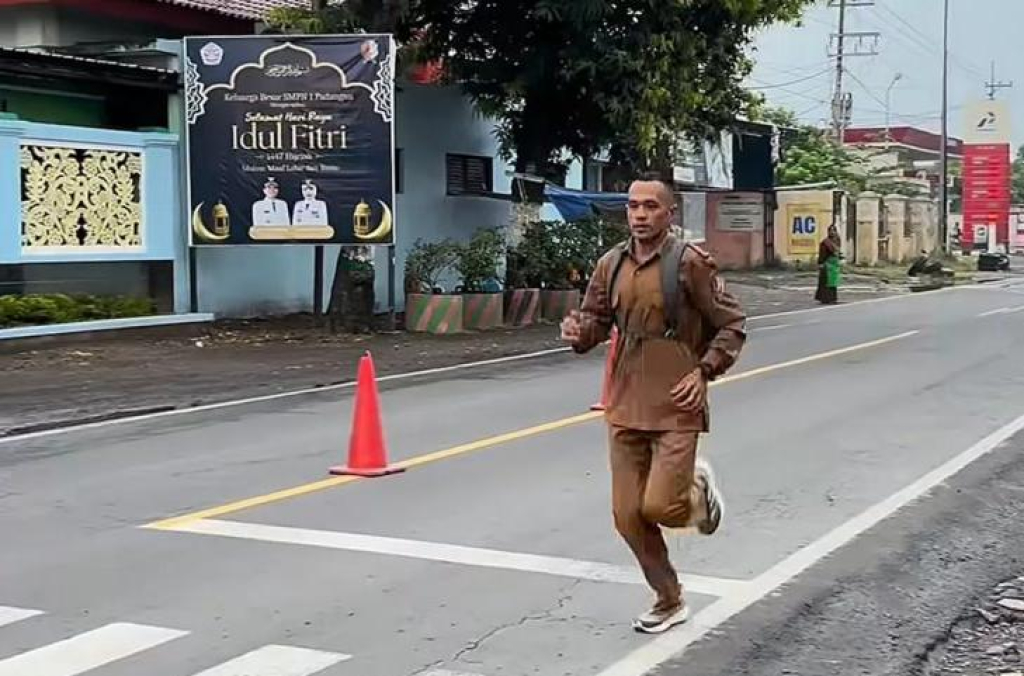 Ahmad Zaki Febiansyah memilih berlari sejauh 4 kilometer menuju sekolahnya di SMPN 1 Kasiman, Bojonegoro, sebagai bentuk sederhana mendukung efisiensi energi.