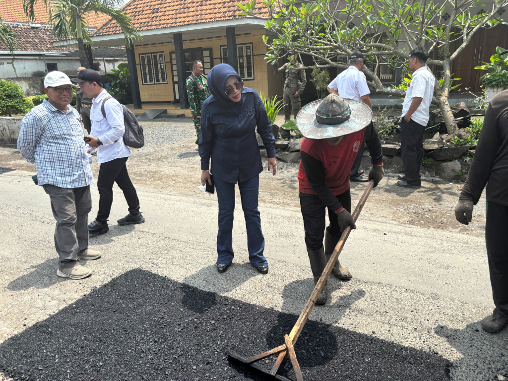 Wabub Sidoarjo Mimik Idayana tengah melakukan pengecekan proyek pengaspalan di sejumlah ruas jalan Kabupaten Sidoarjo