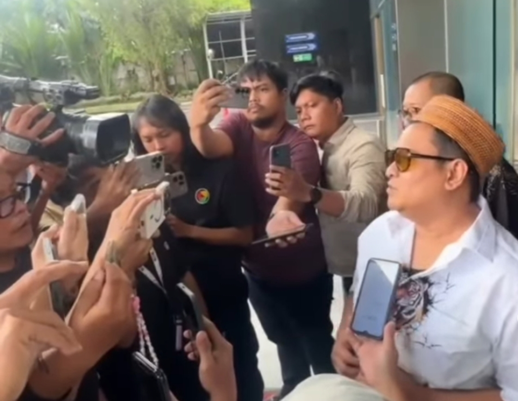 Pengusaha rokok Khairul Umam, yang dikenal dengan nama Haji Her tengah memberikan keterangan pers kepada para jurnalis seusai dirinya diperiksa oleh KPK di Jakarta.