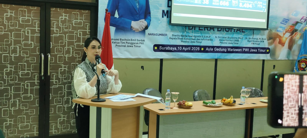 Ketua TP PKK Jawa Timur, Arumi Bachsin saat menjadi keynotespeaker pada forum literasi digital untuk membedah tantangan dunia siber bagi ketahanan keluarga yang diadakan oleh IKWI Jatim.