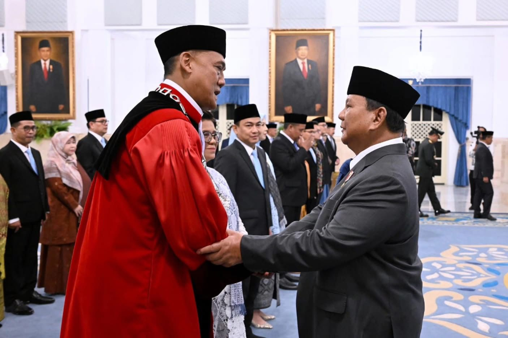 Presiden Prabowo Subianto menyalami Liliek Prisbawono Adi yang baru saja dilantik sebagai Hakim Konstitusi. Dalam acara yang sama juga dilantik anggota Ombusmen RI dan Dubes RI untuk Oman.