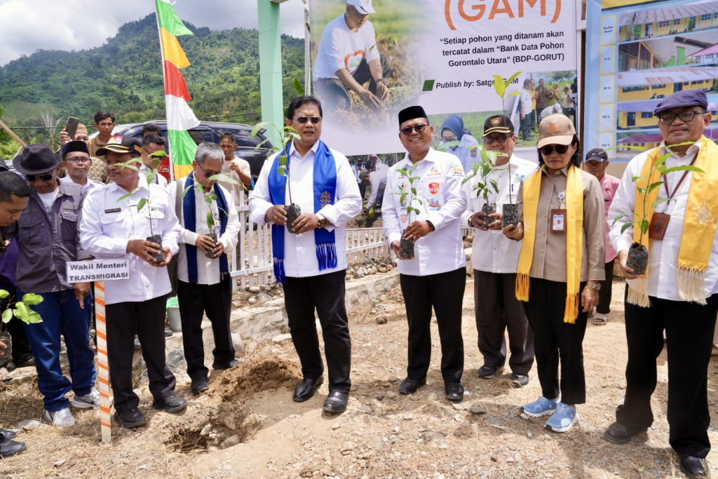 Wamen Transmigrasi Viva Yoga Mauladi bersama Bupati Gorontalo Utara Thariq Modanggu tengah akan melakukan penanaman pohon sebagai upaya konservasi lingkungan beserta alam sekitar.