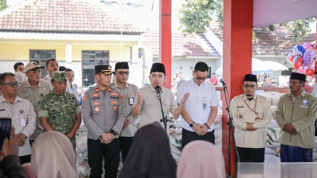 Keterangan Gambar: Bupati Jember Muhammad Fawait bersama Kepala Bulog Jember M Ade Saputra