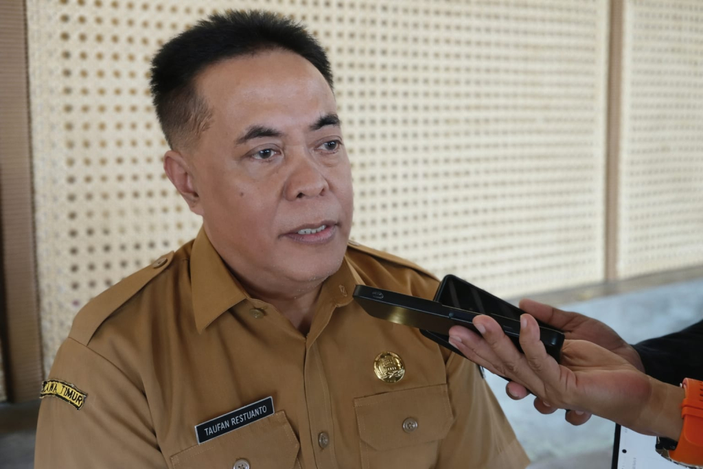 Kepala Dinas Pendidikan Bondowoso, Taufan Restuanto, saat memberikan keterangan kepada wartawan. (Foto JatimUPdate.id)