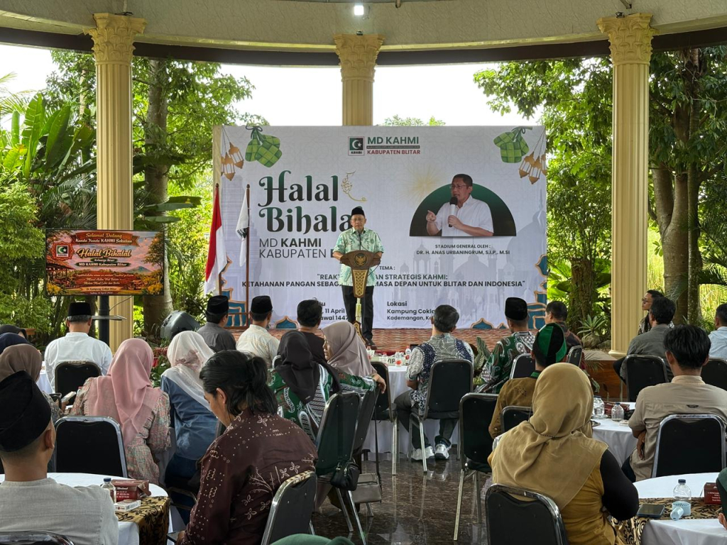 Anas Urbaningrum memberikan pidato dan arahan tentang pentingnya membangun fondasi bangsa melalui kegiatan ketahanan pangan dan ini bisa melihat Best praktis keberhasilan Kampung Coklat Blitar.