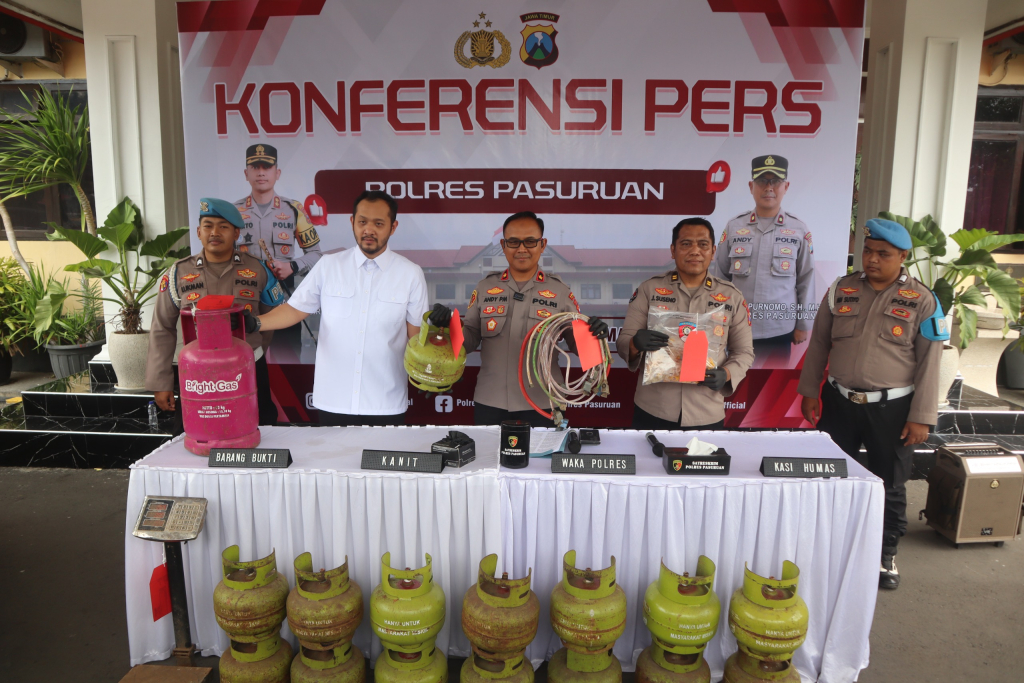 Kapolres Pasuruan  AKBP Harto Agung Cahyono, tengah konferensi pers keberhasilan mengungkap kasus dugaan penyalahgunaan LPG subsidi (Gas melon 3 Kg) di wilayah Kecamatan Purwosari, Kabupaten Pasuruan.