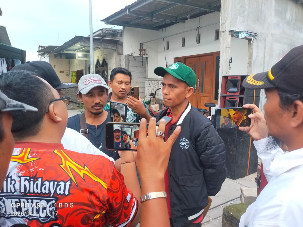 Ketua LBH Ansor Jatim, M Syahid saat mendampingi warga menolak penandaan rumah