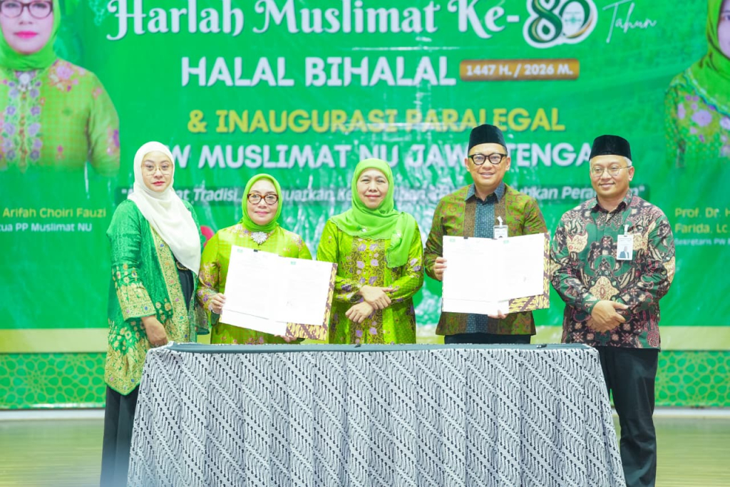 Khofifah Indarparawansa, Ketua PP Muslimat (tengah) menyaksikan penandatangan MoU antara Ketua PP Muslimat NU dengan PT Bank Syariah Indonesia (BSI) Tbk.