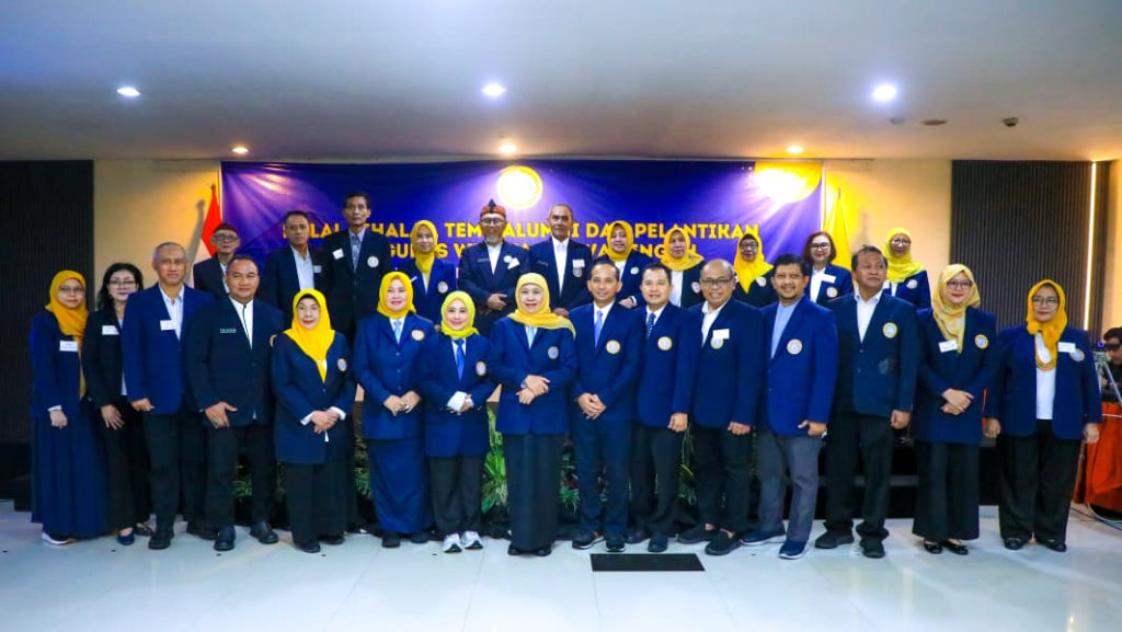 Gubernur Jatim yang juga Ketua IKA Unair, Khofifah Indarparawansa berfoto bersama pengurus IKA Unair Jateng seusai dilantik.