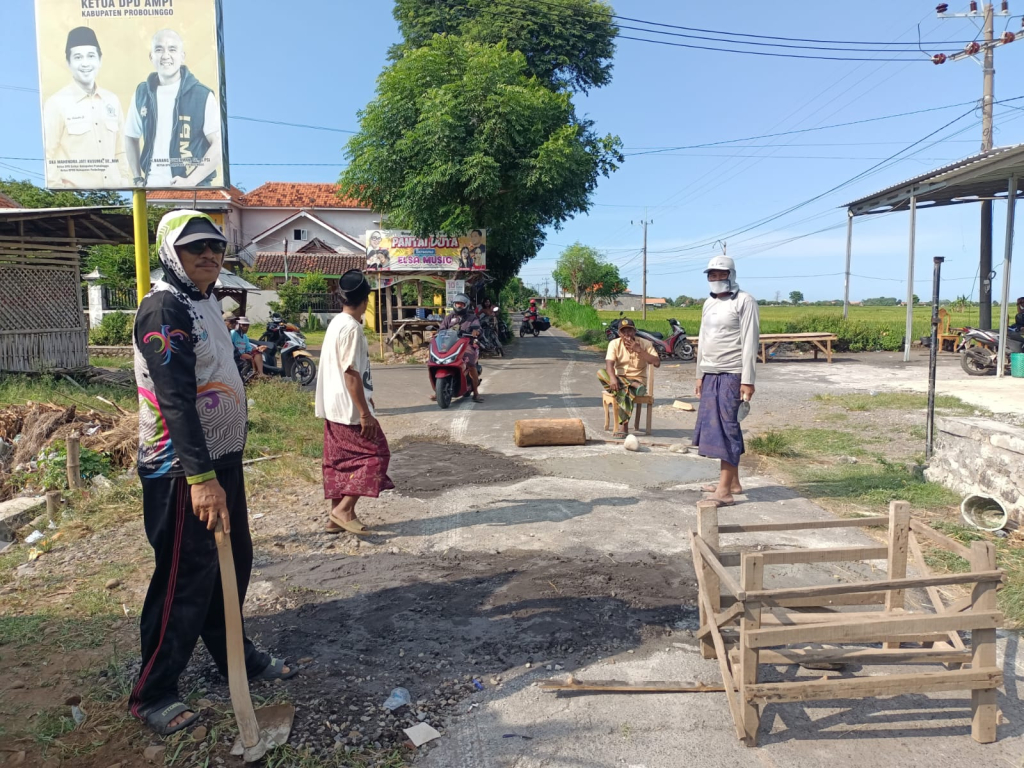 Kedes Randutatah, Suham, kembali menunjukkan aksi nyata dalam melayani masyarakat. Di tengah kesibukannya memimpin administrasi desa, ia tertangkap kamera ikut terjun langsung kegiatan kerja bakti.
