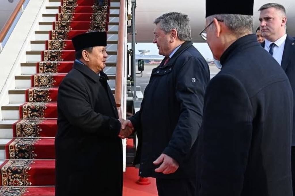 Presiden Prabowo Subianto tiba di Moscow untuk memulai kunjungan kerja dan akan bertemu Presiden Rusia Vladimir Putin di Istana Kremlin.