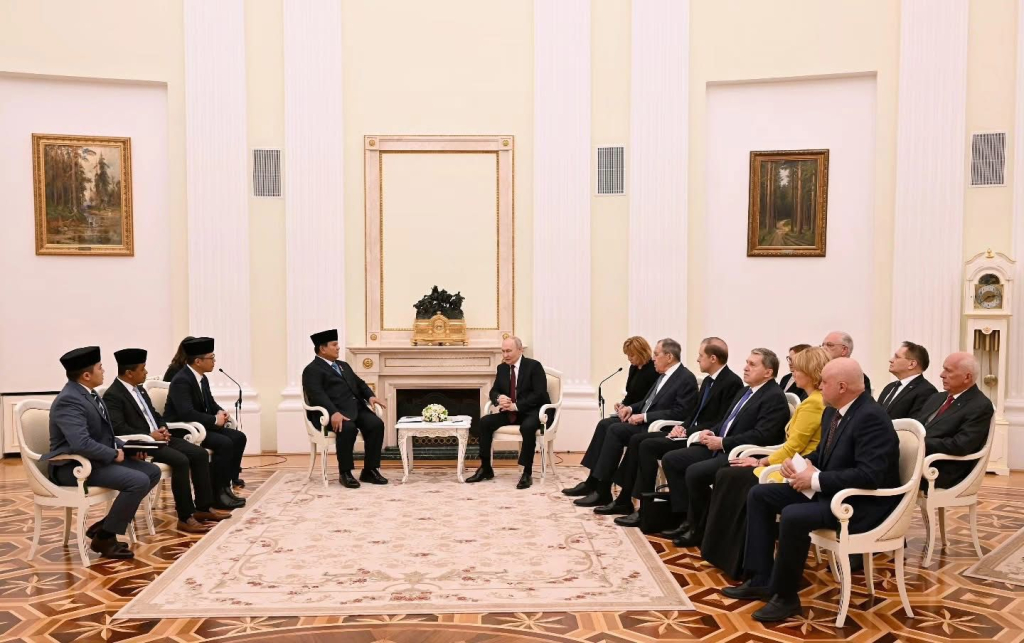 Presiden Prabowo Subianto beserta delegasi saat bertemu dengan Presiden Rusia Vladimir Putin yang didampingi sejumlah pejabat penting Rusia di Istana Kremlin. (Foto Sekneg for JatimUPdate.id)