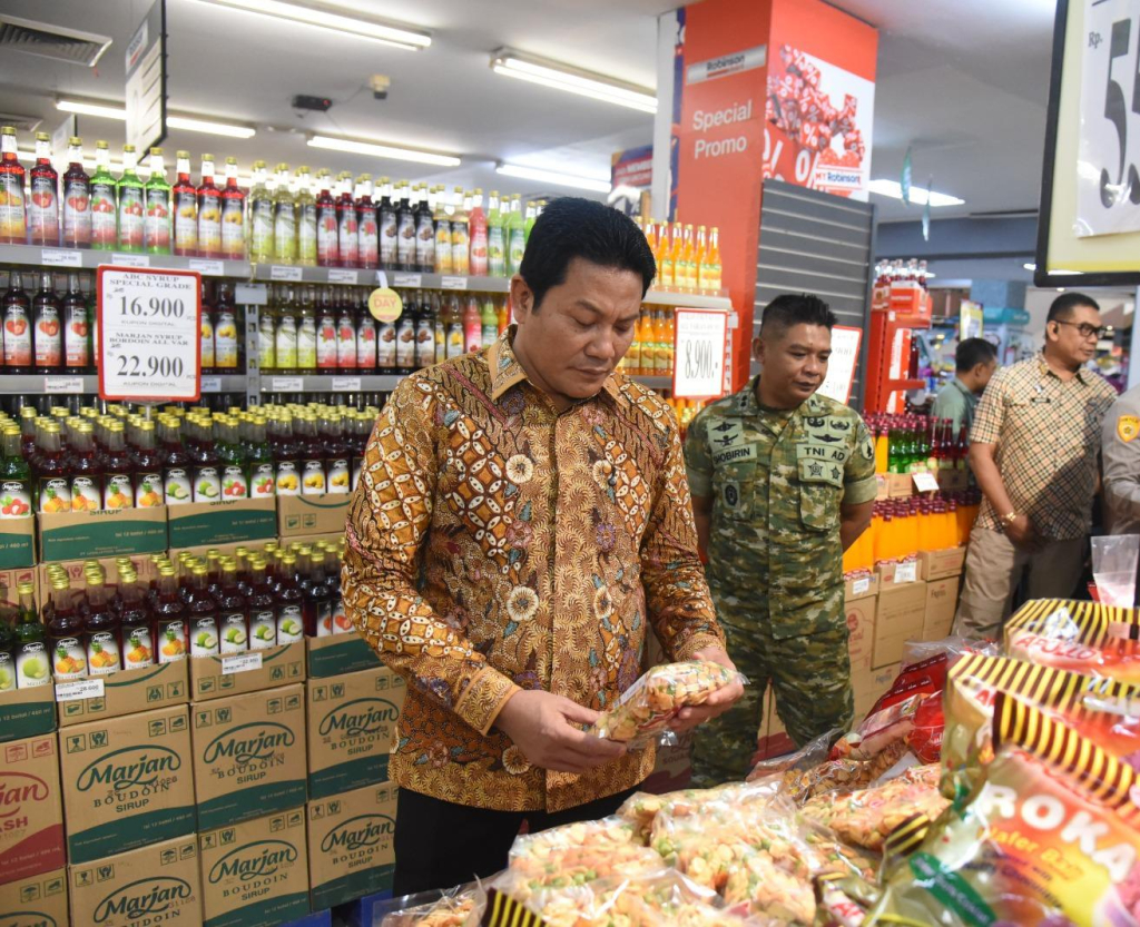 Bupati Sidoarjo Subandi tengah meneliti barang dagangan produksi UMKM yang rencananya akan difasilitasi secara digital.
