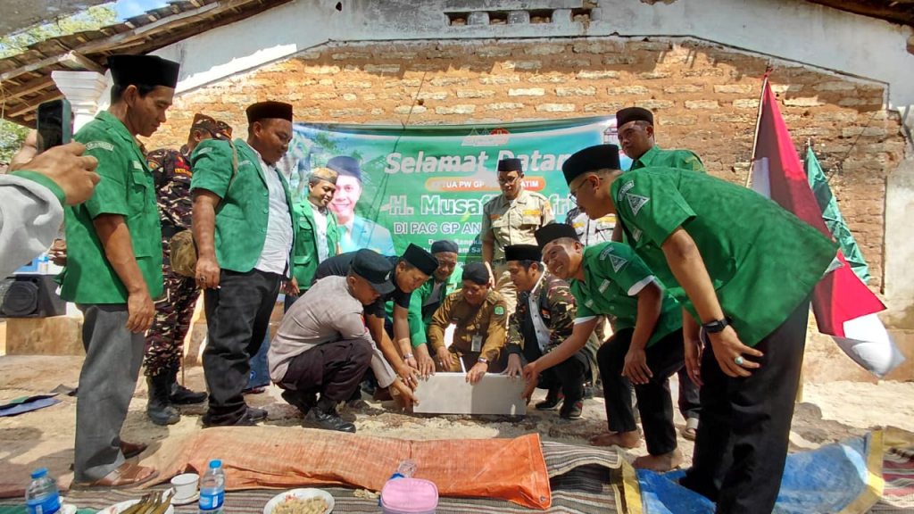 Peletakan batu pertama bedah rumah di Sumenep