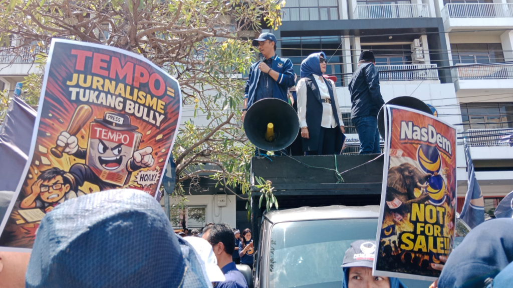 Ratusan kader dari empat Dewan Pimpinan Daerah (DPD) yakni Surabaya, Sidoarjo, Gresik, dan Pasuruan menggelar aksi pernyataan sikap di Kantor DPW Partai NasDem Jawa Timur, Rabu (16/4).