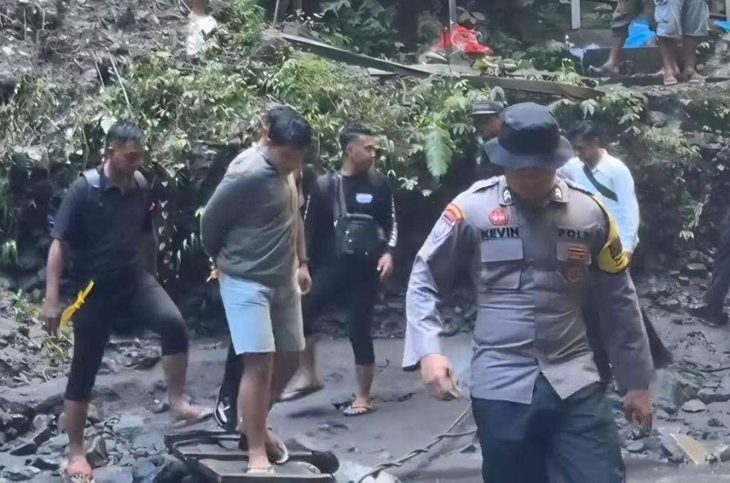 SatReskrimPolres Lumajang menangkap empat oknum yang kedapatan menarik karcis secara paksa di dasar Sungai Glidik, Senin (14/4/2026), meski sudah ada kesepakatan lintas daerah meniadakan pungutan itu.