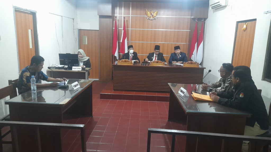 Majelis Komisi Informasi melakukan lanjutan sidang ajudikasi nonlitigasi sengketa informasi publik tentang ijazah Bupati/Wakil Bupati dan anggota DPRD Jombang.