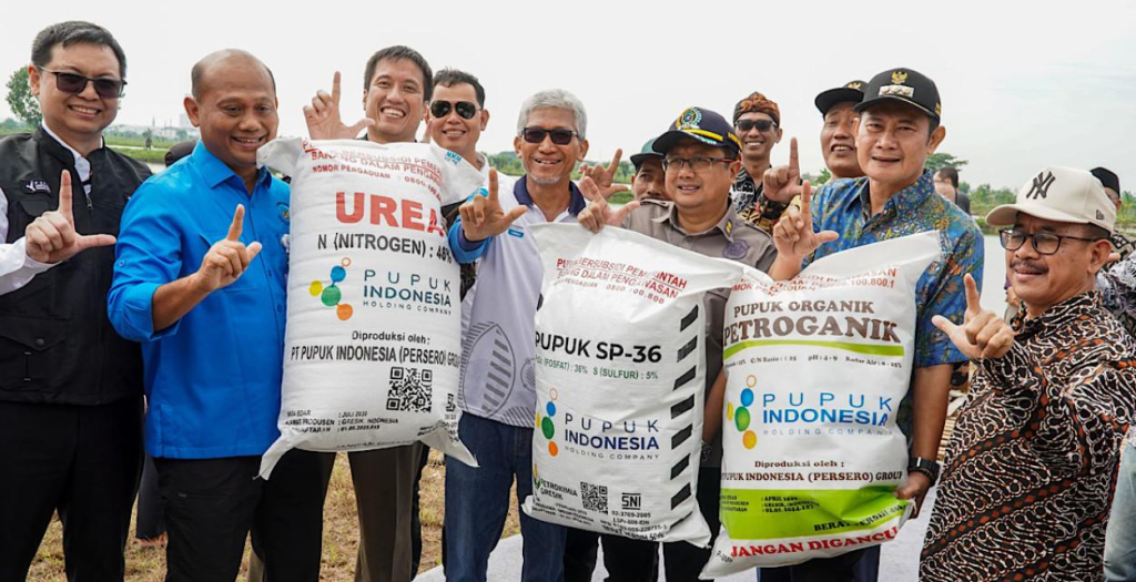 Di saat isu kelangkaan pupuk masih menghantui sejumlah daerah, Kabupaten Lamongan justru berada di posisi sebaliknya.