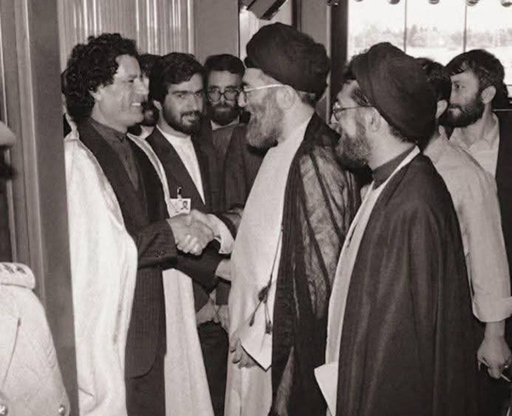 Foto lama pertemuan dua pemimpin negara di Timur Tengah yaitu  pemimpin Libya Muammar Qaddafi dengan koleganya Pemimpin Spiritual Iran Ayatollah Khamenei pada 13 September 1985.