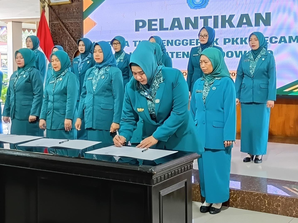 Ketua TP PKK Kabupaten Bondowoso, Khodijatul Qodriyah Hamid, menandatangani dokumen pelantikan 14 Ketua TP PKK Kecamatan di Bondowoso, Kamis (16/4/2026).