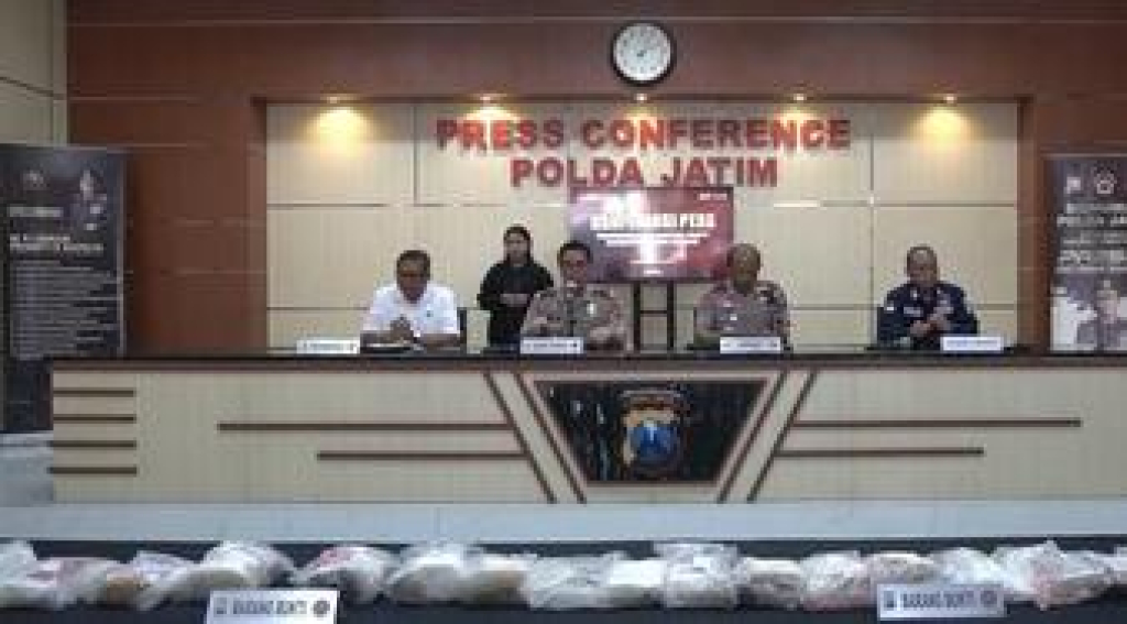 Kapolda Jawa Timur, Irjen Nanang Avianto,  tengah jumpa pers untuk memberikan penjelasan terkait temuan 23 bungkus dipastikan narkoba yang ditemukan nelayan pesisir pantai Madura.