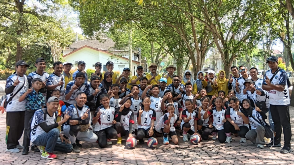 Tim bola voli mini Kecamatan Prajekan berfoto bersama usai mengawinkan gelar juara 1 putra dan putri dalam ajang Pekan Pendidikan Berkah 2026 tingkat SD se-Kabupaten Bondowoso, Kamis (16/4/2026).