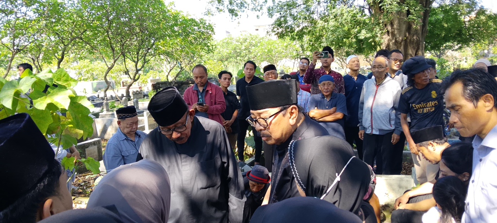 H. Imam Utomo Gubernur Jatim 1998-2003 dan 2003-2008 bersama H. Soekarwo Gubernur Jatim 2008-2013 dan 2013-2018 menyempatkan diri mengantarkan penguburan almarhum Nurwiyatno di pemakaman Tembok.