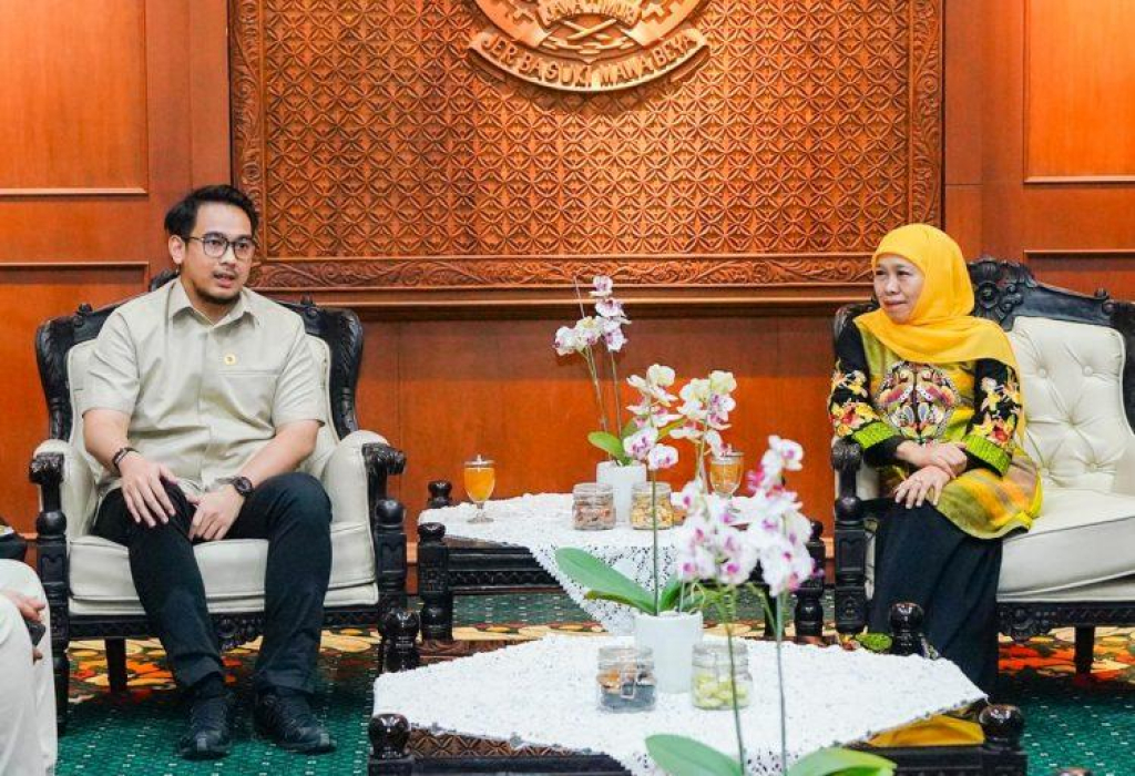 Gubernur Jatim Khofifa Indarparawansa saat menemui Staf Khusus Presiden RI Bidang UMKM dan Teknologi Digital, Tiar N. Karbala di Gedung Negara Grahadi, Surabaya, Rabu (15/4/2026) malam.