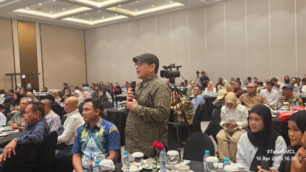 Sekjend PWI Pusat, Zulmansyah Sekedang, saat berikan komentar dan testimoni pada bedah buku Akhmad Munir, Ketua PWI Pusat, di Dyandra Gramex, Kamis (16/04). (Foto PWI Jatim for JatimUPdate.id)