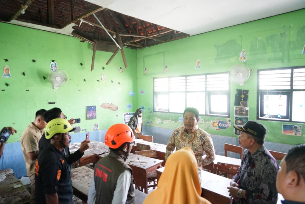 Bupati Sidoarjo Subandi sedang meninjau kondisi fisik ruang kelas SDN Sidokepung.