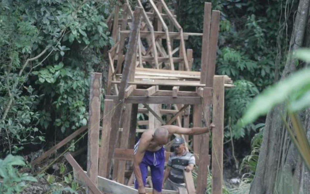 Pekerja membangun jembatan darurat berbahan kayu di kawasan Jembatan Sentong, Bondowoso. Fasilitas sementara ini ditargetkan rampung dalam 14 hari untuk menjaga akses penyeberangan warga setelah jembatan utama ditutup total.