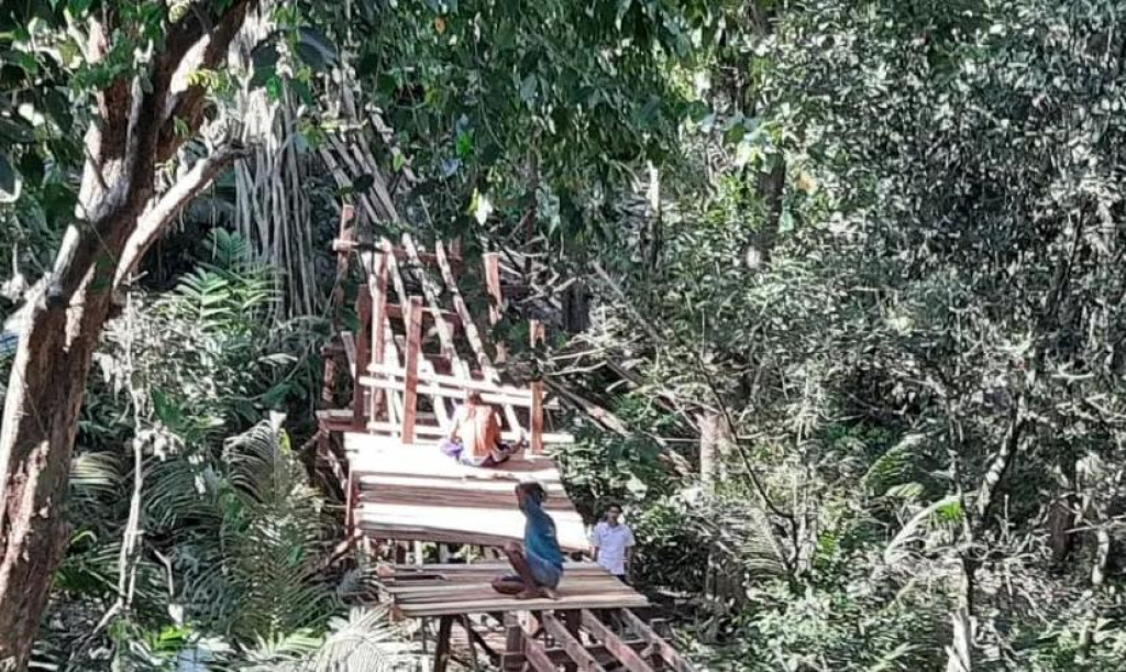 Pekerja membangun jembatan darurat berbahan kayu di kawasan Jembatan Sentong, Bondowoso. Fasilitas sementara ini ditargetkan rampung dalam 14 hari untuk menjaga akses penyeberangan warga setelah jembatan utama ditutup total.