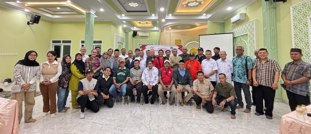 Di Aula Banuna, Cengkareng, Jakbar, Forum Komunikasi Koperasi Kelurahan Merah Putih Jakarta (FORKOM KKMP Jakarta) resmi mengukuhkan struktur organisasi dan kepengurusannya pada Minggu (19/04/2026)
