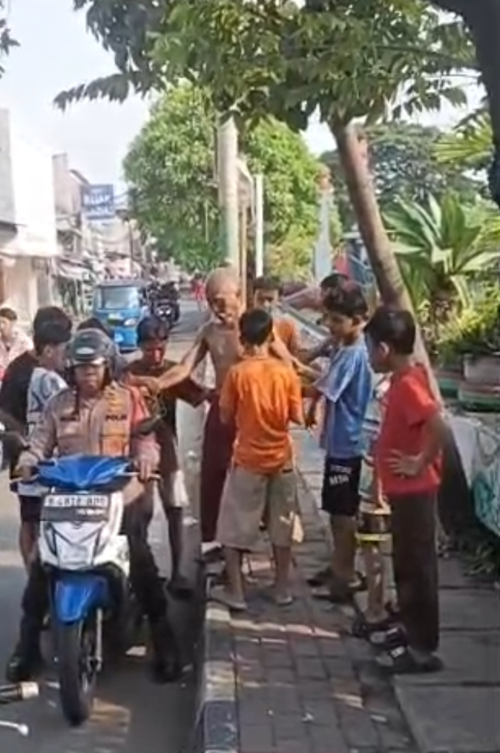 Minggu, (19/04/2026) sekitar pukul 15.00 WIB, saat warga melaporkan adanya seorang lansia yang terjatuh di depan Kantor Kelurahan Krendang, Jalan Krendang Selatan RW 07, Kecamatan Tambora, Jakbar