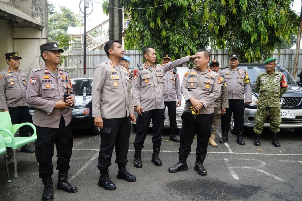 Kapolda Metro Jaya Irjen Pol Asep Edi Suheri yang turun langsung meninjau lokasi kebakaran di Asrama Polisi (Aspol) Kalideres, Jakarta Barat, Sabtu (18/4/2026).