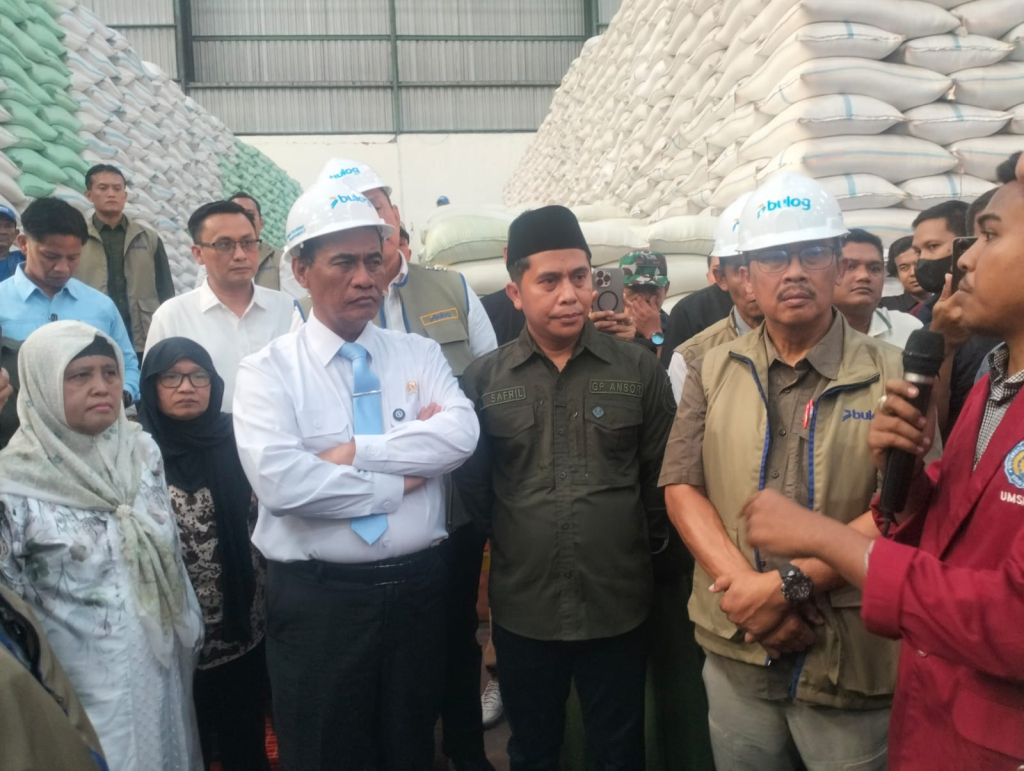 Musaffa saat mendampingi Menteri Pertanian ke Bulog Buduran, dok jatimupdate.id/ist