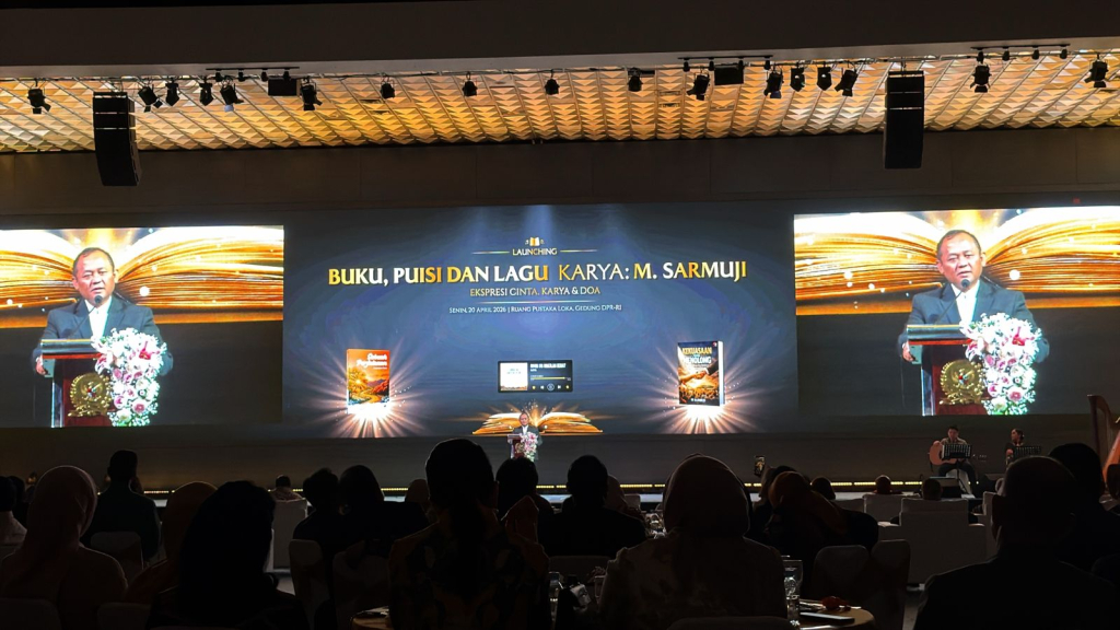 M.Sarmuji meluncurkan Buku, Puisi dan Lagu.