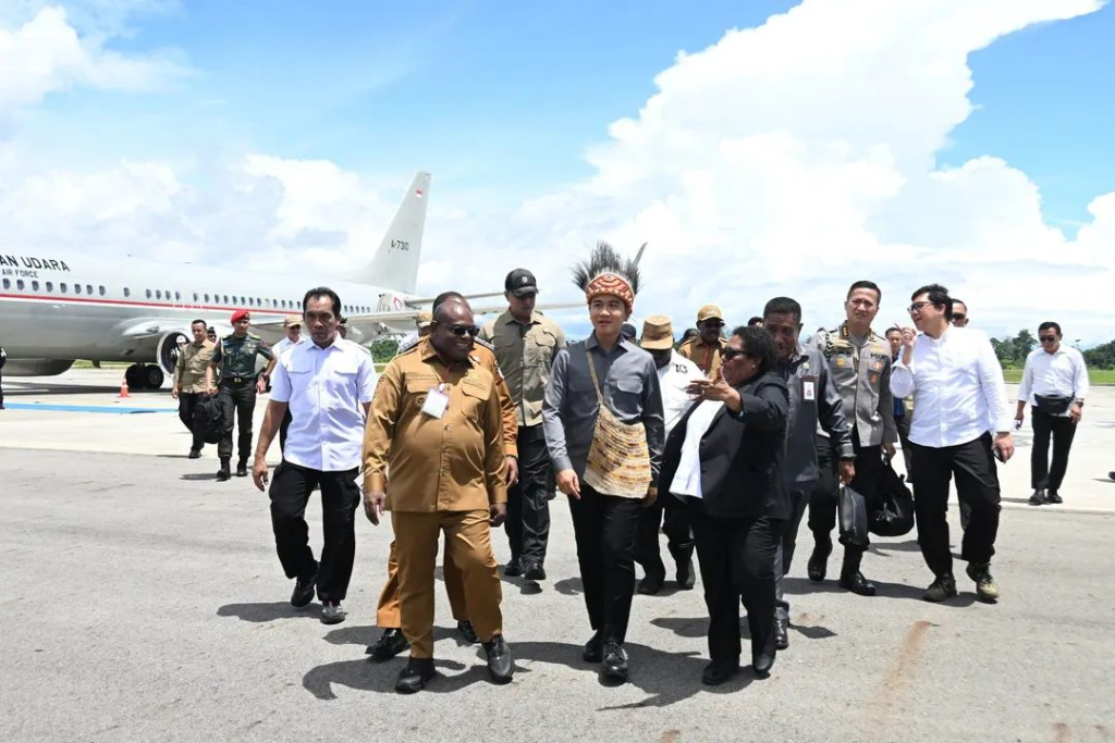 Wapres Gibran Rakabuming Raka saat menginjakkan kakinya di Kabupaten Nabire. Wapres meninjau langsung pengembangan Bandara Douw Aturure di Kabupaten Nabire, Papua Tengah, Senin (20/04/2026)
