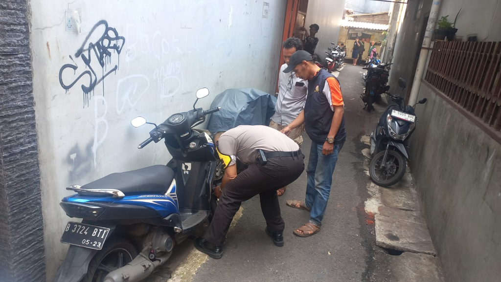Bhabinkamtibmas Kelurahan Duri Selatan Polsek Tambora Polres Metro Jakbar, Aiptu Suyatno, melaksanakan kegiatan gembok kamtibmas terhadap kendaraan roda dua yang diparkir sembarangan di wilayahnya.