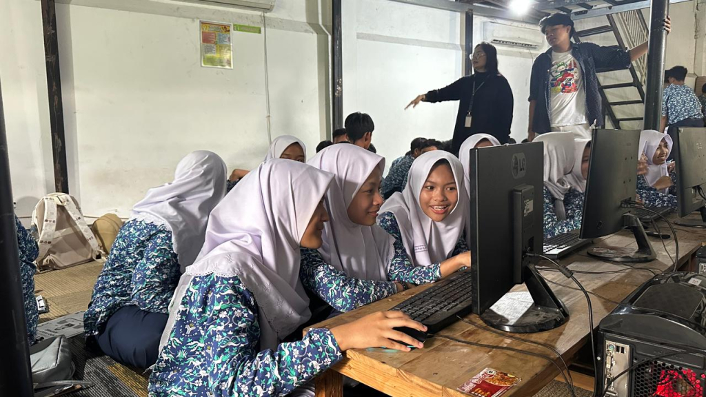 Program field trip bertema The Creative Expedition Behind the Series, seluruh siswa kelas VII diajak menyelami proses kreatif di balik pembuatan animasi dan game di Mocca Studio, Selasa (21/4/2026).