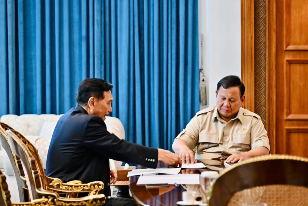 Presiden Prabowo Subianto menerima Ketua Dewan Ekonomi Nasional Luhut Binsar Panjaitan dalam rangka paparan skenario perbuatan daya beli masyarakat. (Foto Humas Seskab for JatimUPdate.id)