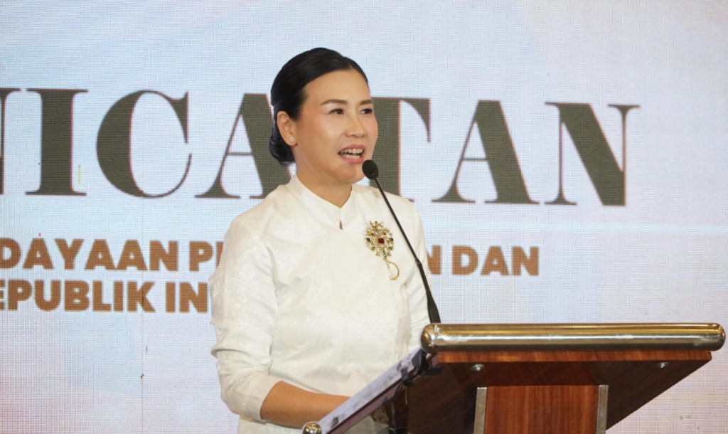 Wakil Menteri Pemberdayaan Perempuan dan Perlindungan Anak Veronica Tan menyampaikan sambutan dalam Malam Apresiasi Infobank 500 Most Outstanding Women 2026 di Surakarta, Kamis (17/4/2026).